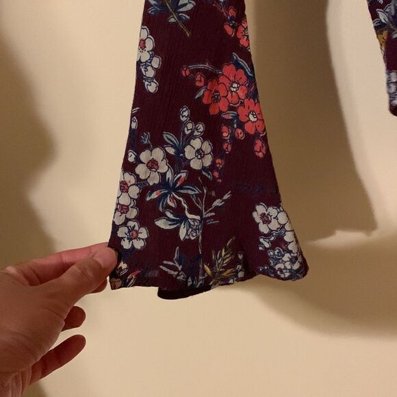 American Eagle Maroon Floral Long Sleeve Ruffle Blouse size XS - Picture 4 of 7